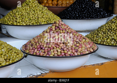 Oliven für den Verkauf auf Ständen am Souk Ableuh Markt in Marrakesch Stockfoto