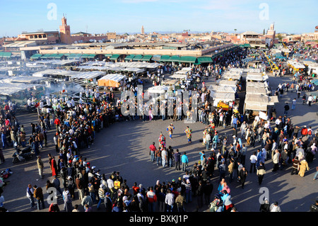 Blick auf Djemaa el-Fna Treffpunkt mit Leistung mit Menschenmenge Stockfoto