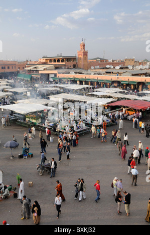 Allgemeine Übersicht über beschäftigt Djemaa el-Fna Treffpunkt mit Imbissbuden gesehen von der Dachterrasse Cafe Gletscher Stockfoto