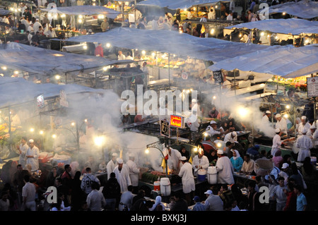 Blick auf Foodstalls in der Nacht vom Cafe Gletscher am belebten Platz Djemaa el-Fna Treffpunkt in Marrakesch Stockfoto