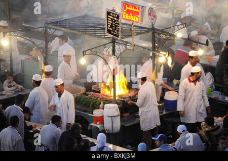 Blick auf Foodstalls in der Nacht vom Cafe Gletscher am belebten Platz Djemaa el-Fna Treffpunkt in Marrakesch Stockfoto