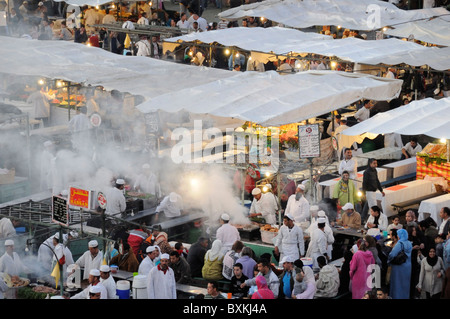 Blick auf Foodstalls in der Nacht vom Cafe Gletscher am Djemaa el-Fna Treffpunkt in Marrakesch Stockfoto