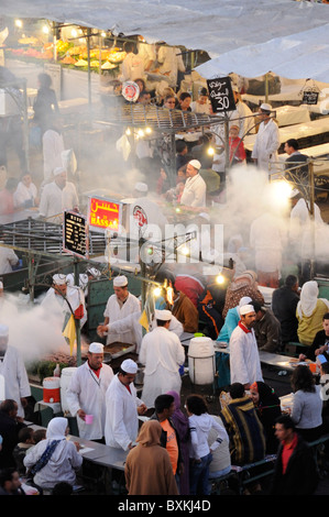 Blick auf Foodstalls in der Nacht vom Cafe Gletscher am Djemaa el-Fna Treffpunkt in Marrakesch Stockfoto