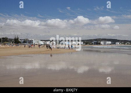 Strand-Szene mit Cloud Reflexionen auf sand Stockfoto