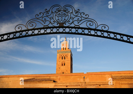 Blick auf die Koutoubia-Moschee durch Koutoubia Garten Tore Stockfoto