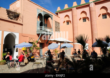 Innenhof mit Café im Dar Mnebbi, Marrakesch-Museum Stockfoto