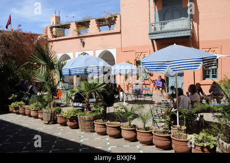 Freiluft-Café im Innenhof bei Dar Mnebbi, Marrakesch-Museum in Marrakesch Stockfoto