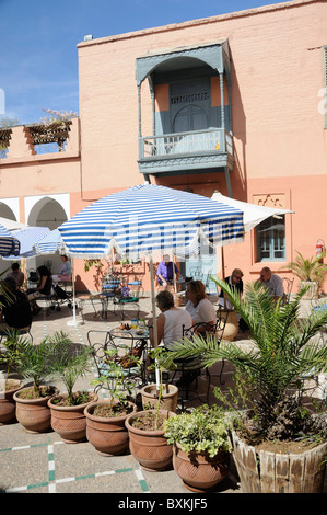 Freiluft-Café im Innenhof bei Dar Mnebbi, Marrakesch-Museum in Marrakesch Stockfoto