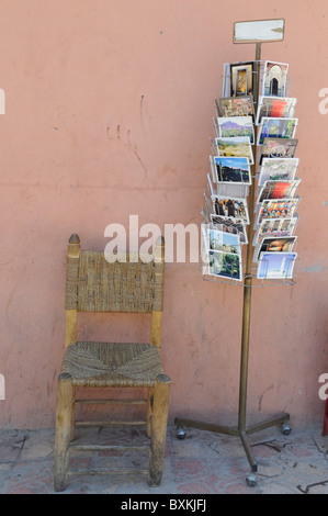 Postkarten und Stuhl in der Central Market, Marrakesch Stockfoto