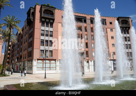 Brunnen & shopping-Plaza am Place du 16 Novembre, Avenue Mohammed V in Marrakesch Stockfoto