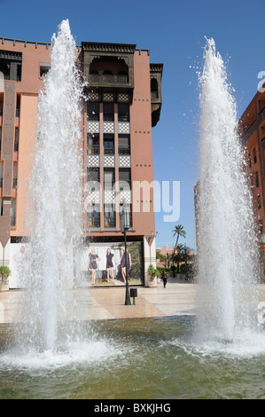 Brunnen & shopping-Plaza am Place du 16 Novembre, Avenue Mohammed V in Marrakesch Stockfoto