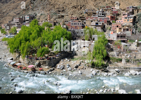 Blick hinunter auf Setti Fatma Dorf mit Ourika Fluss Stockfoto