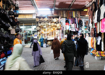 Belebten Souk-Szene mit Eingang zum Souk Smarine in Marrakesch Stockfoto