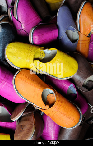 Bunte Babouches, weiche Schuhe zum Verkauf an Teinturiers Souk in Marrakesch Stockfoto