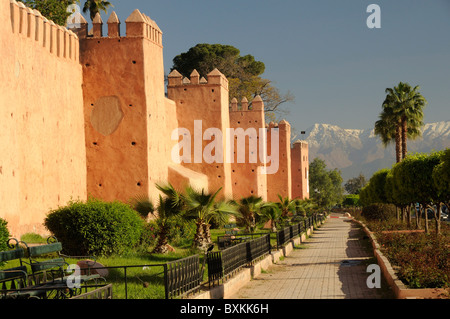 Stadtmauer und Bürgersteig entlang Boulevard Yarmouk mit Atlas-Gebirge in Marrakesch Stockfoto