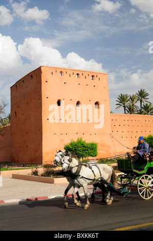 Stadtmauer mit Caleche, eines der besten Mittel für Touristen zu sehen, die Stadt, vorbei an Boulevard Yarmouk in Marrakesch Stockfoto