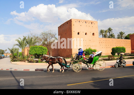 Stadtmauer mit Caleche, eines der besten Mittel für Touristen zu sehen, die Stadt, vorbei an Boulevard Yarmouk in Marrakesch Stockfoto