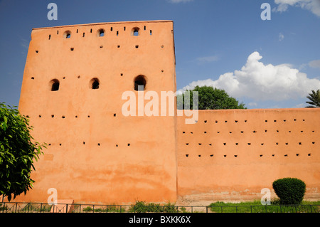 Stadtmauer und Turm entlang Boulevard Yarmouk in Marrakesch Stockfoto