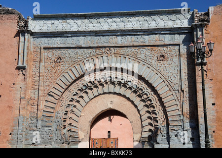 Blick auf Bab Agnaou Steintor in der Nähe von Kasbah in Marrakesch Stockfoto