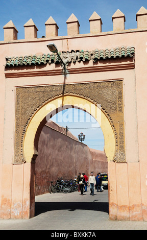 Gewölbte Stadttor in der Nähe von Bab Agnaou in Marrakesch Stockfoto
