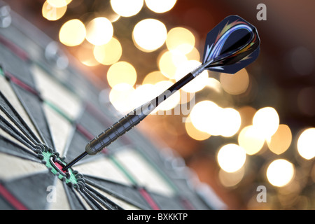 Dart im Bullauge Stockfoto