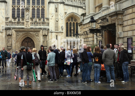 Schlange von Menschen außerhalb der Roman Baths in Bath. Touristen Tourismus Urlaub Bad Stockfoto