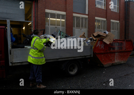 Raketenschrottsammler Durchsuchen von alten Büroausstattung in einem Müllcontainer Süd-London-UK Stockfoto