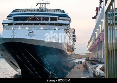 Kreuzfahrtschiff, Tsim Sha Tsui, Kowloon, Hong Kong, China Stockfoto