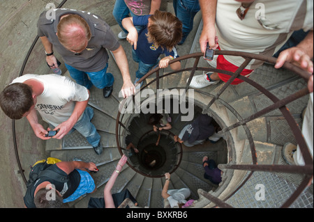 Paris, Frankreich, Touristen innen französische Monumente, Arc de Triomphe, Wendeltreppe, Blick von oben Stockfoto