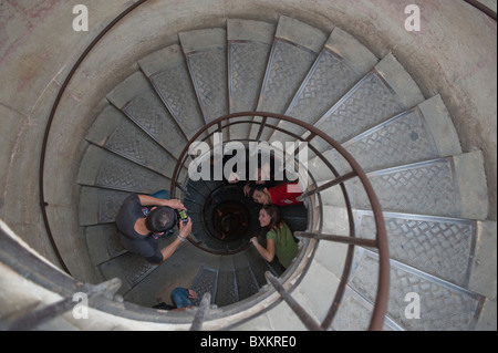 Paris, Arc de Triiomphe, Frankreich, Leute innen französische Monumente, Wendeltreppe, auf der Suche nach unten Stockfoto