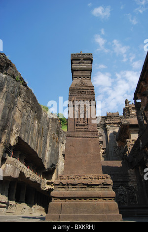 Höhle 16: Tempel-Hof und Sieges-Säule. Dhvaja Stamba Ellora Höhlen, Aurangabad, Maharashtra, Indien. Stockfoto