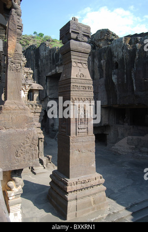 Höhle Nr. 16: Dhvaja Stamba, Sieges Säule im Südwesten der Kailasa, Ellora Höhlen, Aurangabad, Maharashtra, Indien. Stockfoto