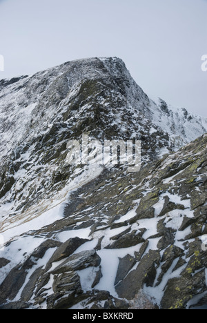 Scharfe Kante im Winter, den berüchtigten und gefährlichen steilen Grat im Vorfeld Blencathra, Lake District, Cumbria Stockfoto