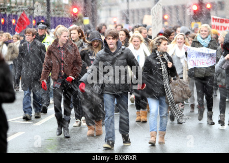 Englische Studenten Anti schneidet Protest durch die verschneiten Straßen von London. Stockfoto