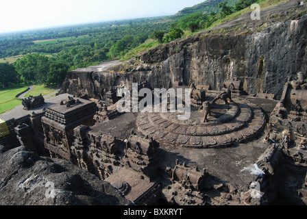 Höhle Nr. 16: Kailasa-Tempel. Ansicht von oben zeigt Rang Mahal. Ellora Höhlen, Aurangabad, Maharashtra, Indien. Stockfoto