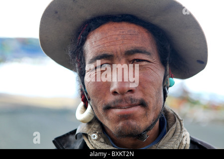 Ein tibetische Mann posiert für ein Foto auf einem hohen Berg-Pass auf dem Weg zum Everest-Basislager in Tibet, China. Stockfoto