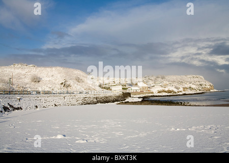 Benllech ISLE OF ANGLESEY Wales UK Dezember Blick über die verschneite Strand mit Blauer Flagge im Winter Schnee ist ungewöhnlich auf Ynys Mon Stockfoto