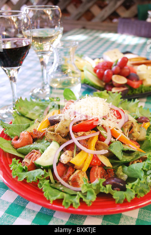 Teller mit Tortellini-Gemüse-Salat im restaurant Stockfoto