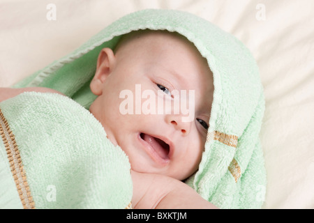 Launische zehn Wochen alten Babymädchen auf Bett Stockfoto