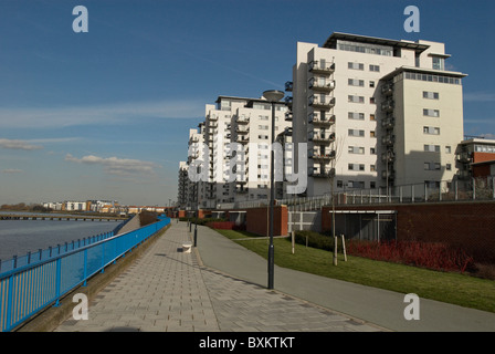 Moderne am Flussufer Entwicklung bei Royal Arsenal South East London Vereinigtes Königreich Stockfoto