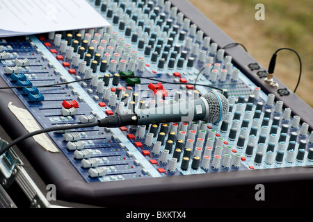 Tragbare großen Mixer Notenpult mit angeschlossenen Mikrofon drauf Stockfoto