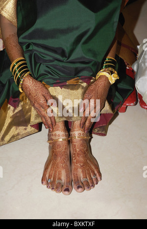Braut mit Mehendi an Händen und Beinen Stockfoto