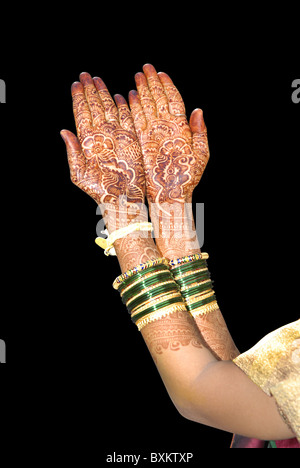 Braut mit Mehendi auf Händen Stockfoto
