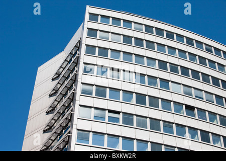 Moderne Architektur, Bürogebäude gegen blauen Himmel Stockfoto