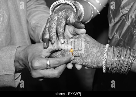 Ring-Zeremonie in Hindu-Hochzeit. Stockfoto