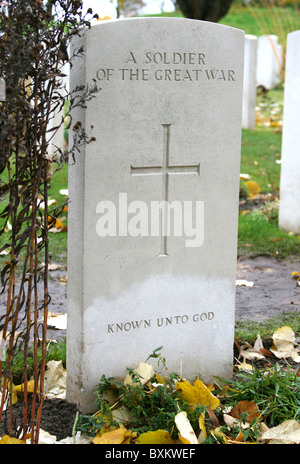 Grabstein eines unbekannten Soldaten bei Essex Farm Friedhof für gefallene Soldaten aus dem ersten Weltkrieg bei Ypern, Flandern, Belgien Stockfoto