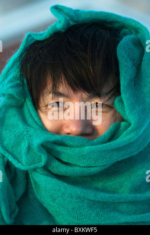 Koreanerin eingewickelt, um im Winter warm zu bleiben. Stockfoto