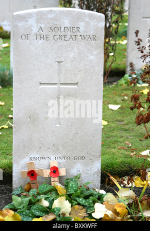 Grabstein eines unbekannten Soldaten bei Essex Farm Friedhof für gefallene Soldaten aus dem ersten Weltkrieg bei Ypern, Flandern, Belgien Stockfoto