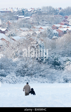 Vater und Sohn Fuß durch den schweren Schnee in Redditch, Worcestershire Stockfoto