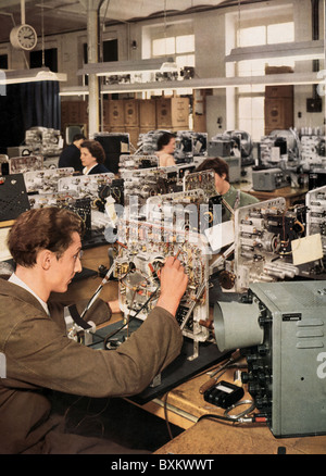 Industrie, Fernsehen / Rundfunk, TV-Set Produktion, Schaub Lorenz Werk, Pforzheim, Deutschland, 1956, Zusatz-Rechteklärung-nicht vorhanden Stockfoto